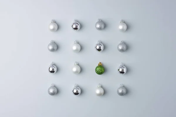 Composición Mínima Navidad Con Bolas Grises Sobre Fondo Gris Colocación —  Fotos de Stock