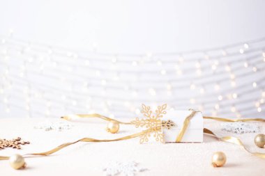 Beyaz arka planda hediyeli Noel süsleri. Kapat, boşluğu kopyala