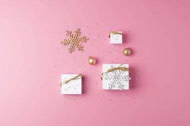 Minimum kompozisyon, Noel süslemesi ve pembe arka planda toplar. Düz yat, boşluğu kopyala