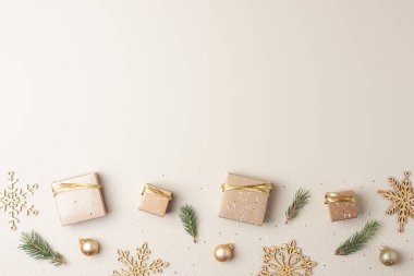 Paketlenmiş Noel süsleri ve pastel bej arka planda Noel ağacı. Düz yat, boşluğu kopyala