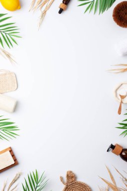 Sıfır atık, sürdürülebilir ve çevre dostu yaşam tarzı. Beyaz arka planda çevre dostu doğal temizlik ürünleri seti. Düz yat, boşluğu kopyala.