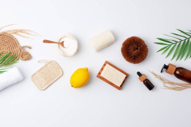 Sıfır atık, sürdürülebilir ve çevre dostu yaşam tarzı. Beyaz arka planda çevre dostu doğal temizlik ürünleri seti. Düz yat, boşluğu kopyala.