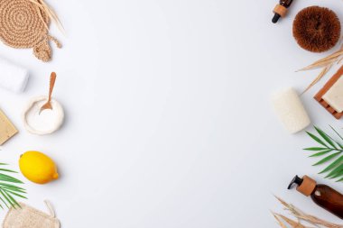 Sıfır atık, sürdürülebilir ve çevre dostu yaşam tarzı. Beyaz arka planda çevre dostu doğal temizlik ürünleri seti. Düz yat, boşluğu kopyala.