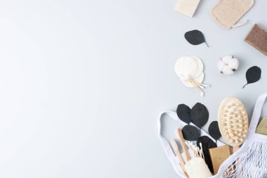 Sıfır atık, sürdürülebilir ve çevre dostu yaşam tarzı. Gri arka planda yeniden kullanılabilir malzemelerin doğal ürünleri. Düz yat, boşluğu kopyala