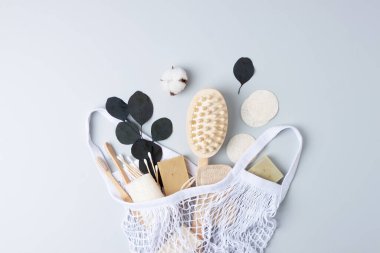 Sıfır atık, sürdürülebilir ve çevre dostu yaşam tarzı. Gri arka planda çevre dostu doğal temizlik ürünleri seti. Düz yatıyordu