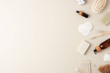 Sıfır atık, sürdürülebilir ve çevre dostu yaşam tarzı. Pastel bej arka planda yeniden kullanılabilir malzemelerin doğal ürünleri. Düz yat, boşluğu kopyala