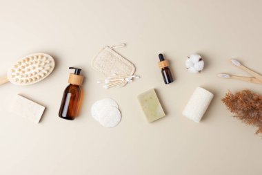 Sıfır atık, sürdürülebilir ve çevre dostu yaşam tarzı. Pastel bej arka planda yeniden kullanılabilir malzemelerin doğal ürünleri. Düz yat, boşluğu kopyala