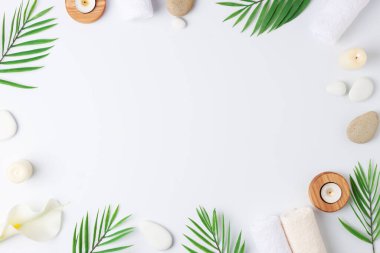 Havlu, mum ve beyaz arka planda avuç içi ile spa tedavisi. Düz yat, boşluğu kopyala