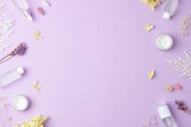 Gül arkaplanlı kozmetik cilt bakım ürünleri. Düz yat, boşluğu kopyala