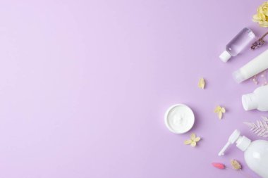 Gül arkaplanlı kozmetik cilt bakım ürünleri. Düz yat, boşluğu kopyala