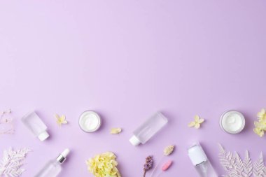 Gül arkaplanlı kozmetik cilt bakım ürünleri. Düz yat, boşluğu kopyala