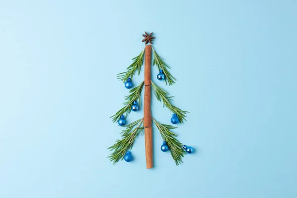 Forma Albero Natale Realizzato Con Rosmarino Palle Sfondo Blu Posa — Foto Stock