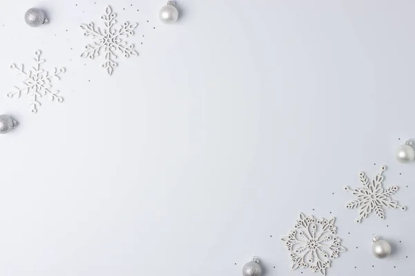 Kerstgrijs Minimale Achtergrond Met Sneeuwvlokken Vlakke Lay Kopieerruimte — Stockfoto