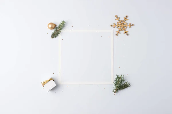 Різдвяні Прикраси Білою Рамкою Подарунком Білому Тлі Плоский Простір Простір — стокове фото