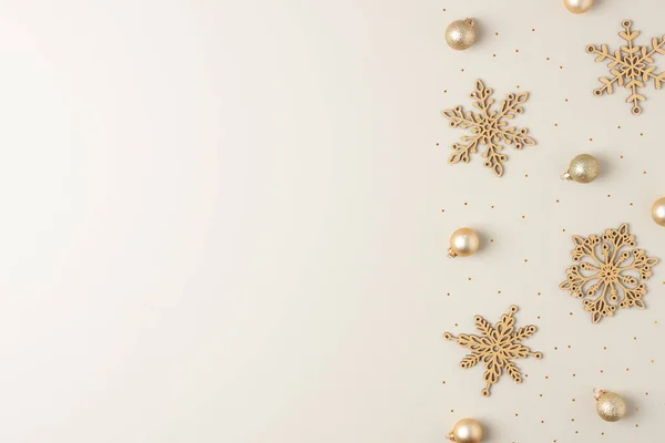 Kerst Beige Minimale Achtergrond Met Sneeuwvlokken Vlakke Lay Kopieerruimte — Stockfoto