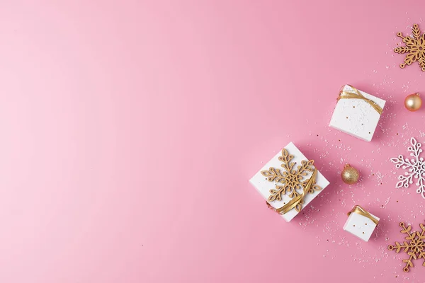 Kerst Decoraties Met Verpakking Geschenken Ballen Roze Achtergrond Vlakke Lay — Stockfoto
