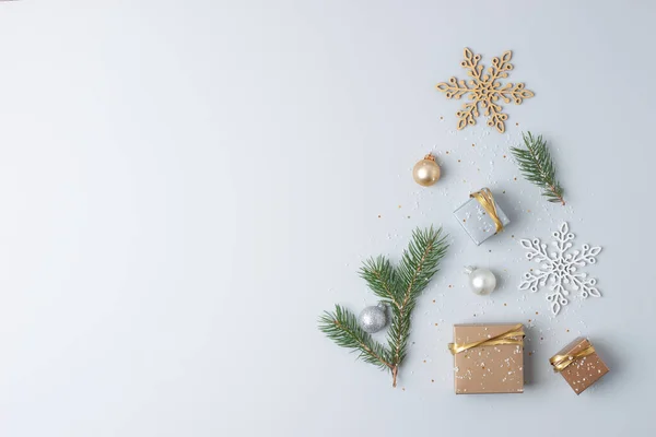 Forma Árbol Navidad Hecho Con Regalos Artesanía Decoraciones Navideñas Sobre — Foto de Stock
