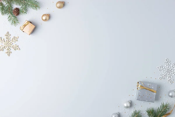 Decoraciones Navideñas Con Regalos Embalaje Árbol Navidad Sobre Fondo Gris — Foto de Stock