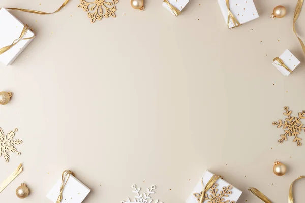 Kerst Decoraties Met Verpakking Geschenken Ballen Pastel Beige Achtergrond Vlakke — Stockfoto