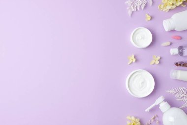 Gül arkaplanlı kozmetik cilt bakım ürünleri. Düz yat, boşluğu kopyala