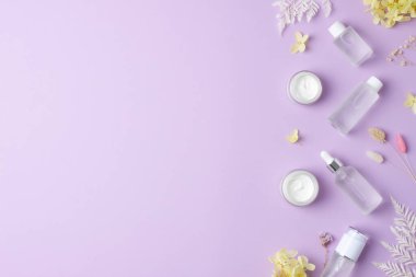 Gül arkaplanlı kozmetik cilt bakım ürünleri. Düz yat, boşluğu kopyala