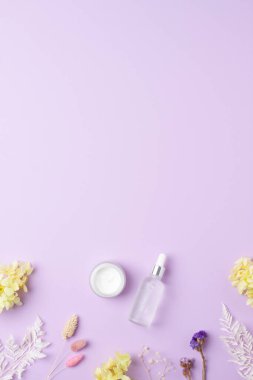 Gül arkaplanlı kozmetik cilt bakım ürünleri. Düz yat, boşluğu kopyala
