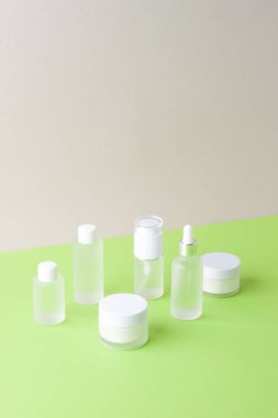 Yeşil ve gri arka planda kozmetik cilt bakım ürünleri. Kapat, boşluğu kopyala