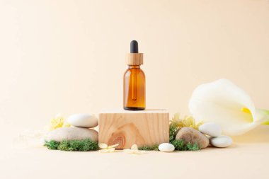 Ahşap kürsü ve çiçekli kozmetik şişesi, yosun, pastel bej arka planda taş. Kapat, boşluğu kopyala