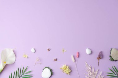 Kozmetik arka planda çiçekler, yosun ve gülün üstünde taş. Düz yat, boşluğu kopyala