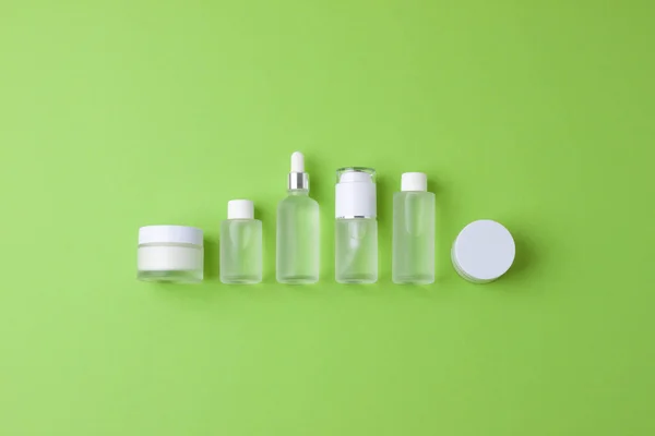 Kosmetyczne Produkty Pielęgnacji Skóry Zielonym Tle Płaskie Ułożenie Przestrzeń Kopiowania — Zdjęcie stockowe