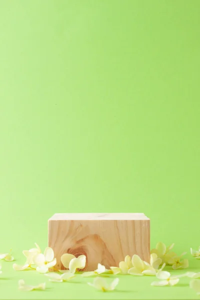 Kosmetisk Bakgrund Med Trä Pallen Och Blommor Grönt Tomma Skyltfönster — Stockfoto