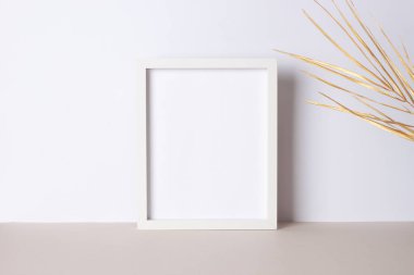 Beyaz süslemeli ev dekorasyonu çerçevesi ve gri üzerine palmiye yaprağı. Sanat galerisi. Kapat, boşluğu kopyala