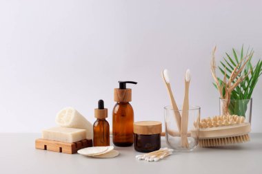 Sıfır atık, sürdürülebilir ve çevre dostu yaşam tarzı. Beyaz arka planda çevre dostu doğal temizlik ürünleri seti. Kapat, boşluğu kopyala