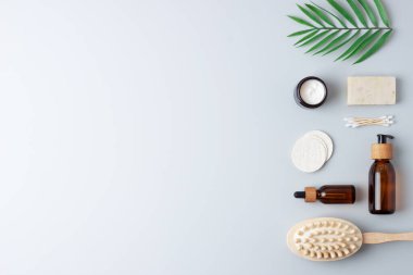 Sıfır atık, sürdürülebilir ve çevre dostu yaşam tarzı. Gri arka planda yeniden kullanılabilir malzemelerin doğal ürünleri. Düz yat, boşluğu kopyala