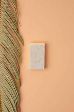 Bej arka planda sabun ve avuç içi. Düz yat, boşluğu kopyala.