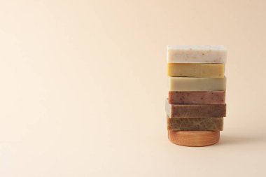 Pastel bej arka planda sabun. Kapat, boşluğu kopyala