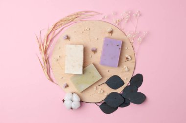 Pembe arka planda çiçekli sabun. Düz yat, boşluğu kopyala.