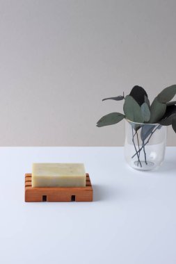 Gri doğal arka planda okaliptüslü sabun..