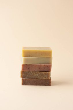 Pastel bej arka planda sabun. Kapat, boşluğu kopyala