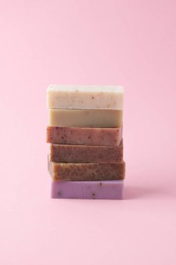 Pembe arka planda sabun. Kapat, boşluğu kopyala