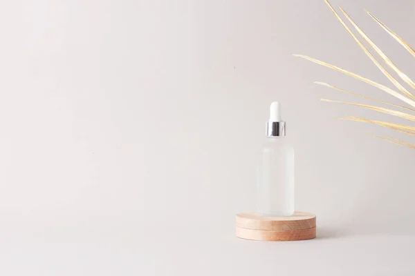 Cosmetische Fles Met Houten Podium Palmblad Grijze Achtergrond Sluiten Kopieerruimte — Stockfoto