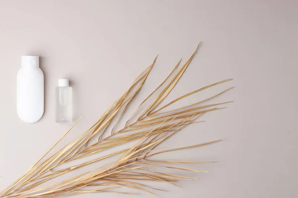 Cosmetische Huidverzorgingsproducten Met Palmblad Grijze Achtergrond Vlakke Lay Kopieerruimte — Stockfoto