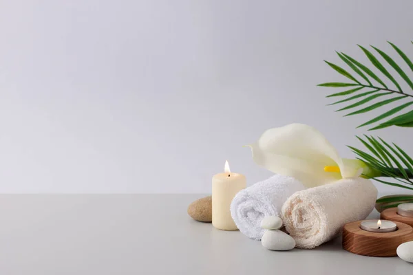 Spa Behandling Med Ljus Handduk Och Blommor Vit Bakgrund Närbild — Stockfoto