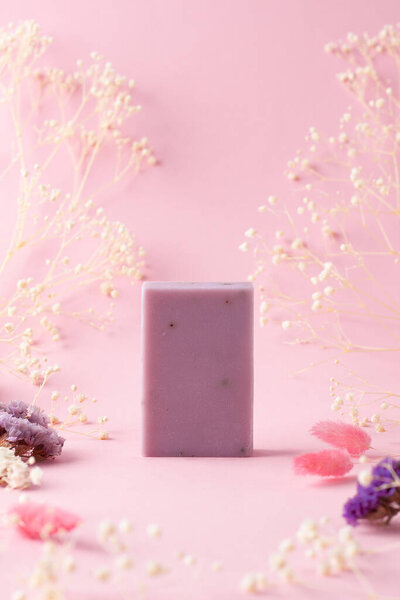 Мыло с цветами на розовом фоне. Закрыть, скопировать.