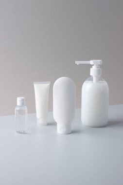 Gri arka planda cilt bakım ürünleri olan kozmetik kompozisyonu. Kapat..