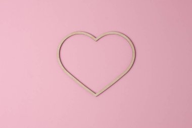 Kozmetik arka plan, pembe ahşap kalp. Düz yat, boşluğu kopyala