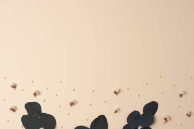 Pastel bej üzerine okaliptüs doğal arka planı olan kozmetik arka plan. Düz yat, boşluğu kopyala