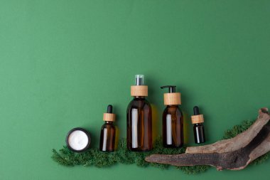 Yeşil yosun üzerine cilt bakım ürünleri, doğal arkaplan ve ahşap. Düz yat, boşluğu kopyala.