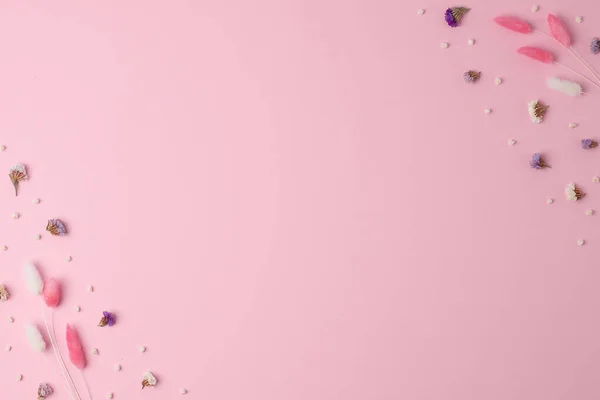 Kosmetischer Hintergrund Mit Blumen Auf Rosa Flache Lage Kopierraum — Stockfoto