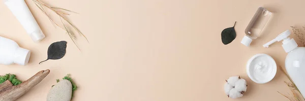 Косметичні Засоби Догляду Шкірою Квітами Деревом Пастельно Бежевому Тлі Плоский — стокове фото